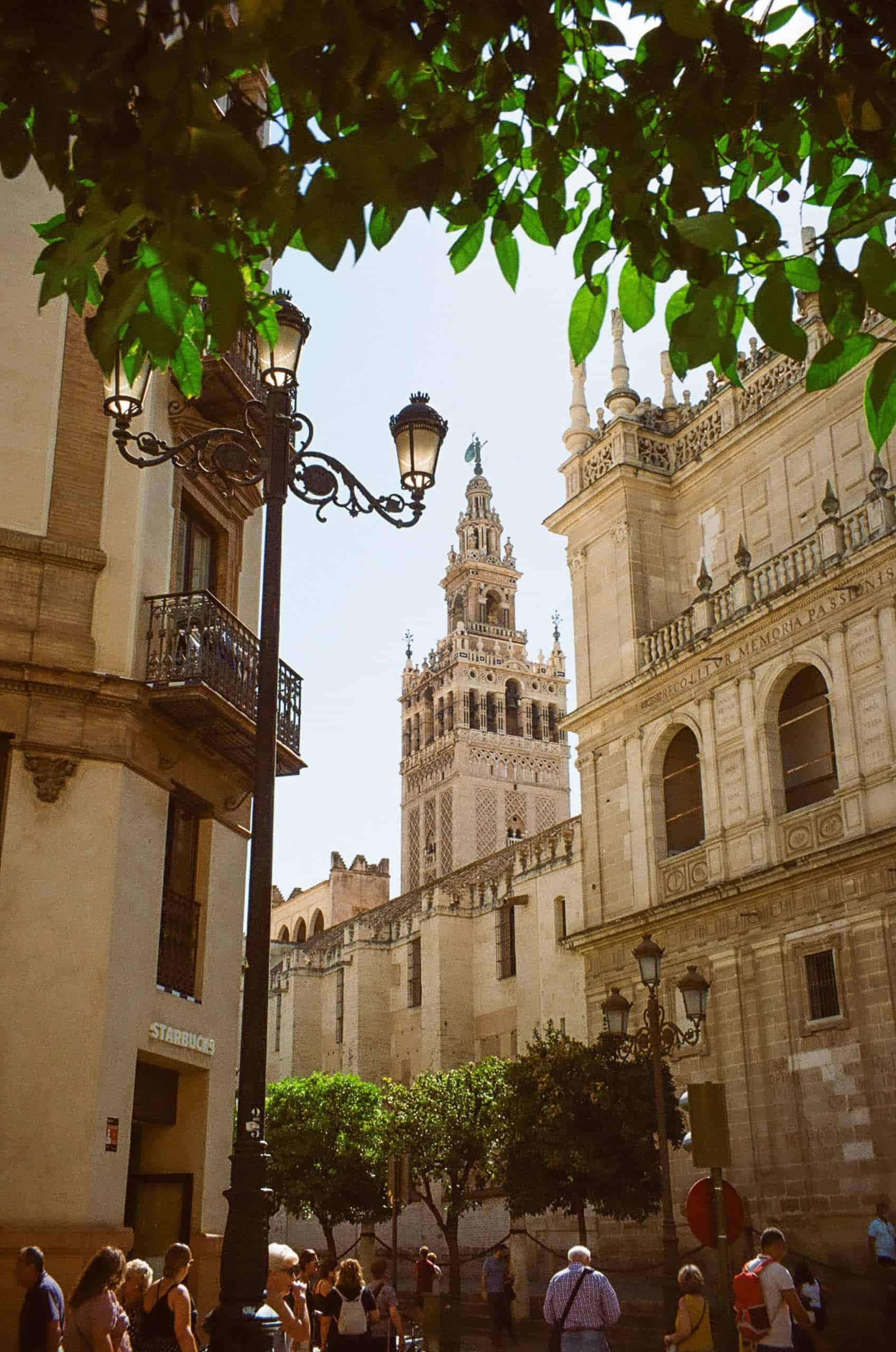 La Giralda vista desde las calles del centro de Sevilla